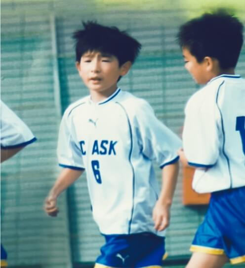幼少期のサッカー少年写真
